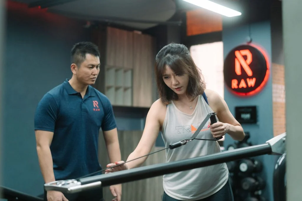 20230110 RAW 1085 personal training certification with personal trainer training Peisi on Keiser