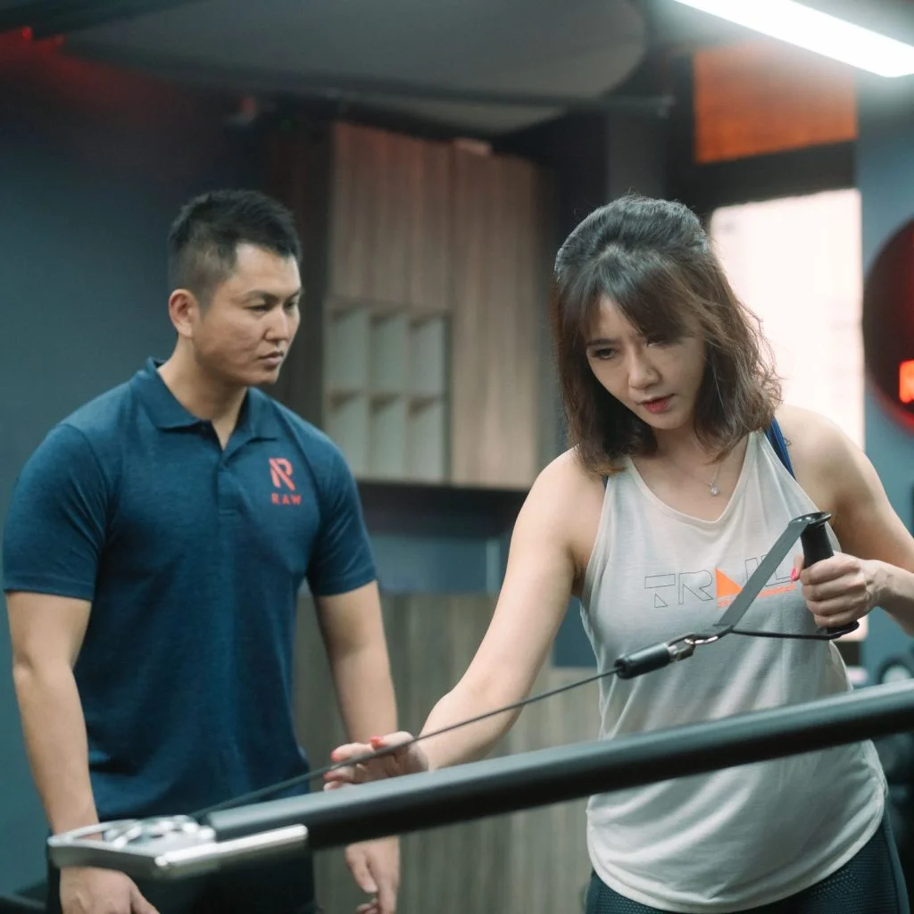20230110 RAW 1085 scaled e1698880715746 personal trainer training female client on functional strength training single arm row
