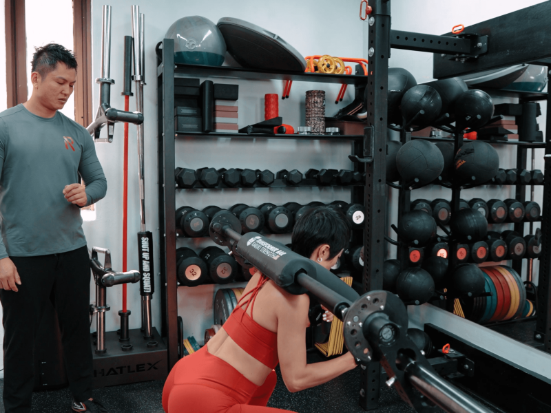 private personal trainer training female client with fat loss training